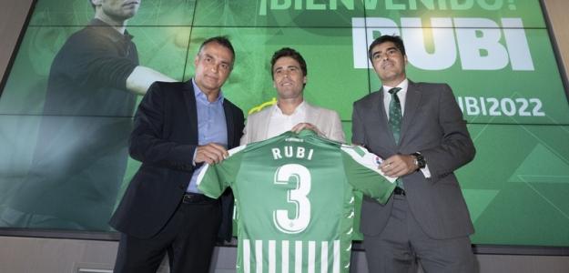 El Real Betis busca acordar el traspaso de Borja Iglesias / Twitter
