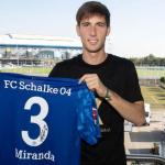 Miranda en su presentación con el Schalke. / fichajes.net