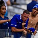 Aficionados de Cruzeiro lamentando el descenso. / milenio.com