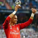 Keylor Navas muestra el premio UEFA a mejor portero (Real Madrid)