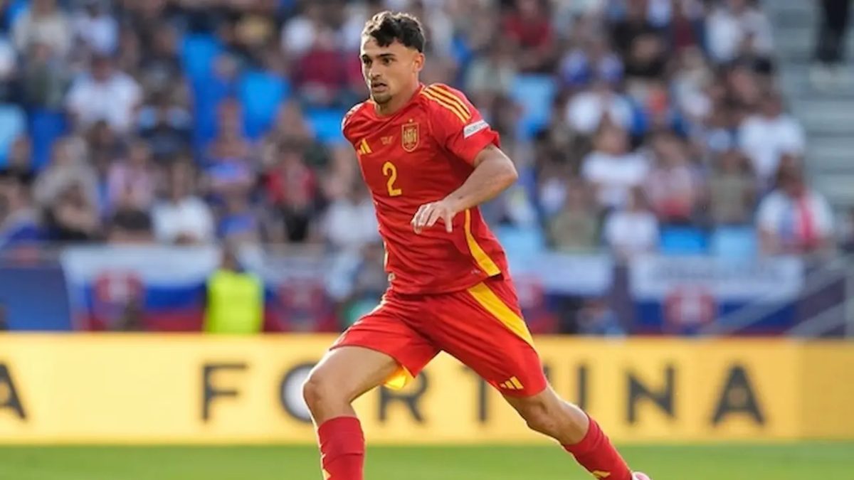 Marc Pubill with the colors of the Spanish national team