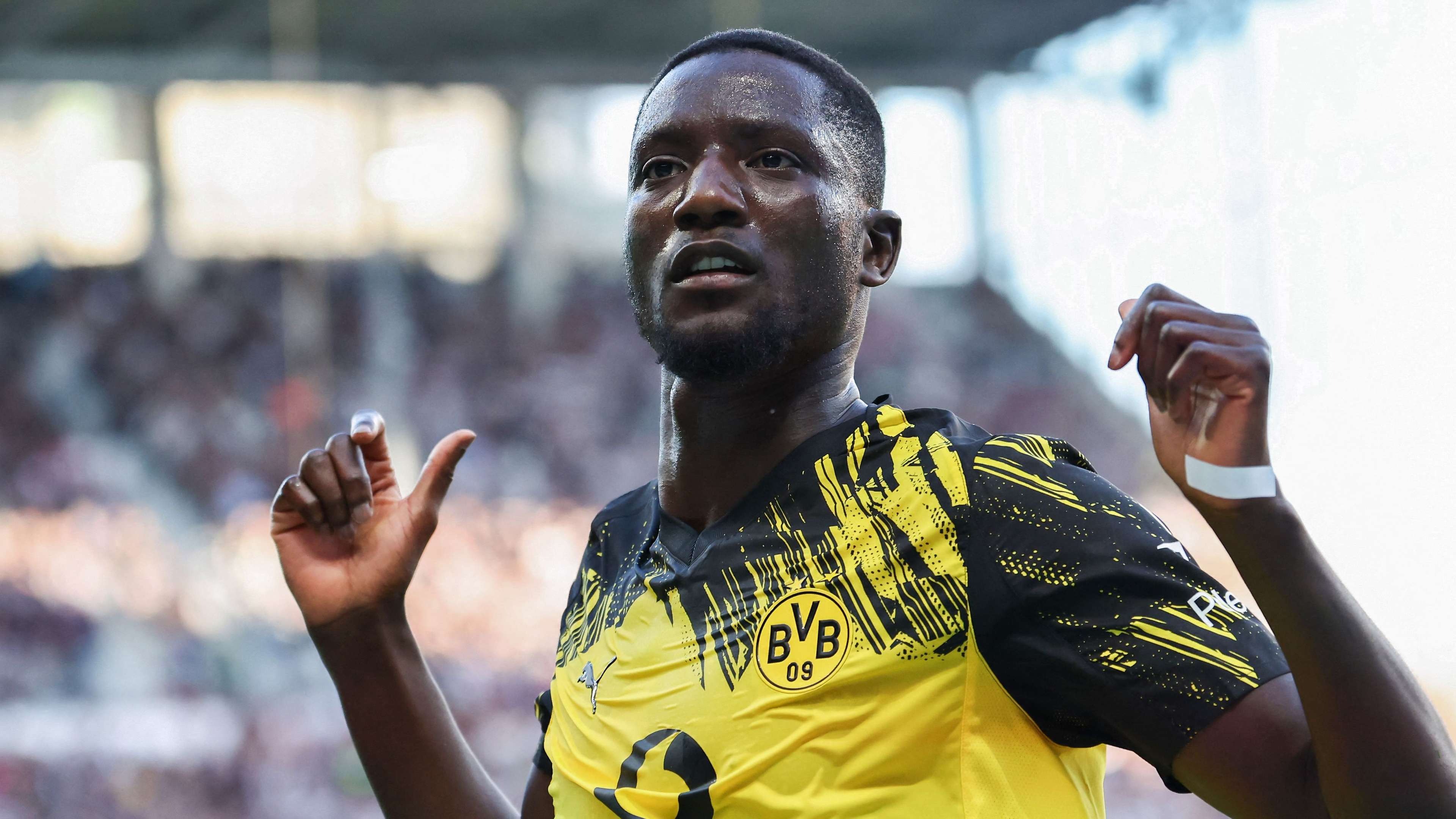Guirassy se escapa del Barcelona