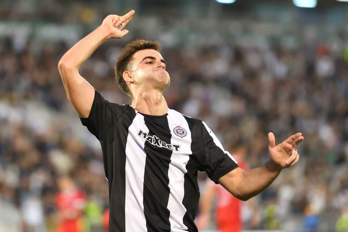 El Sevilla analiza el perfil de Jovan Milošević