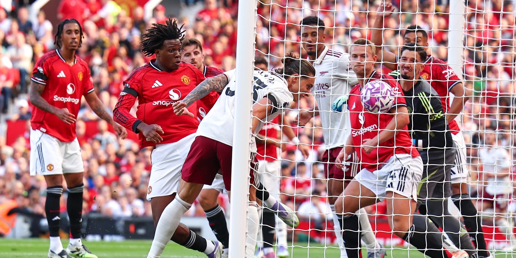 El Manchester United va por un portero por el error de Bayindir