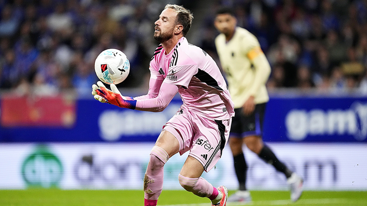 Aarón Escandell, goalkeeper of Real Oviedo
