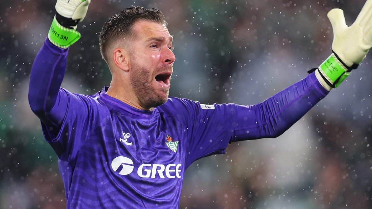 Adrián San Miguel durante un partido con el Real Betis
