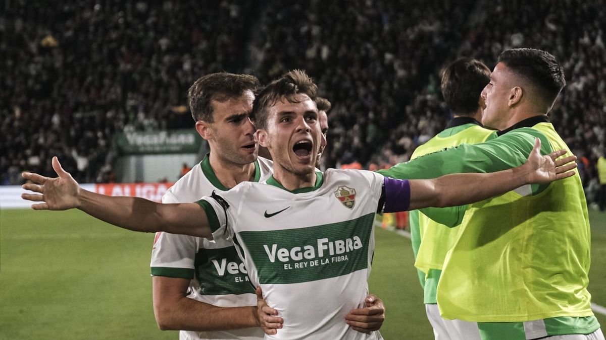 Aleix Febas celebrates a goal scored with Elche