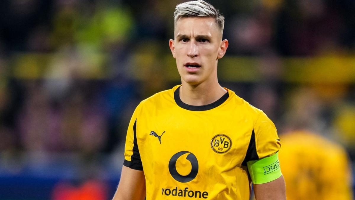 Nico Schlotterbeck durante un partido con el Borussia Dortmund