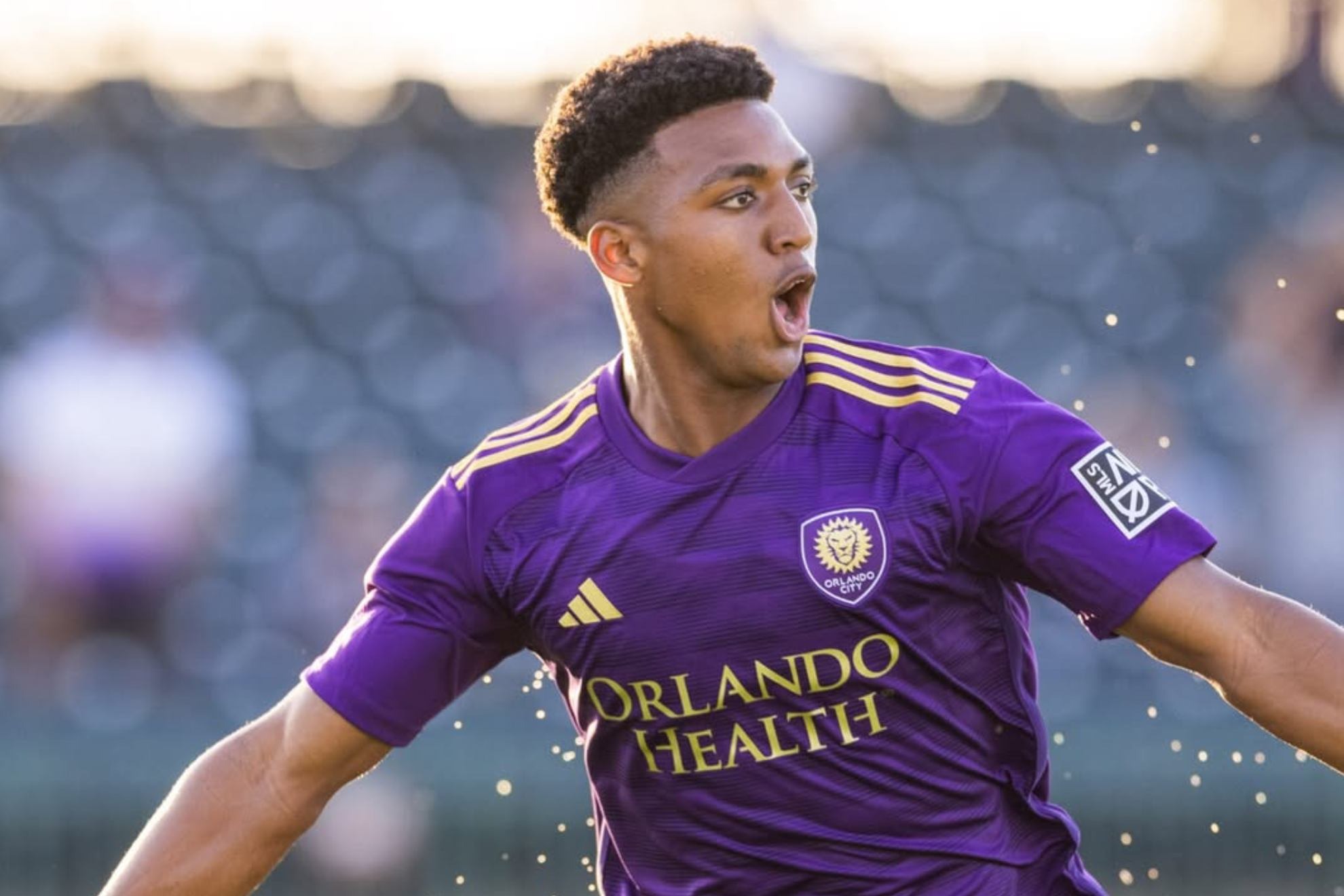 Álex Freeman cerca del Villarreal