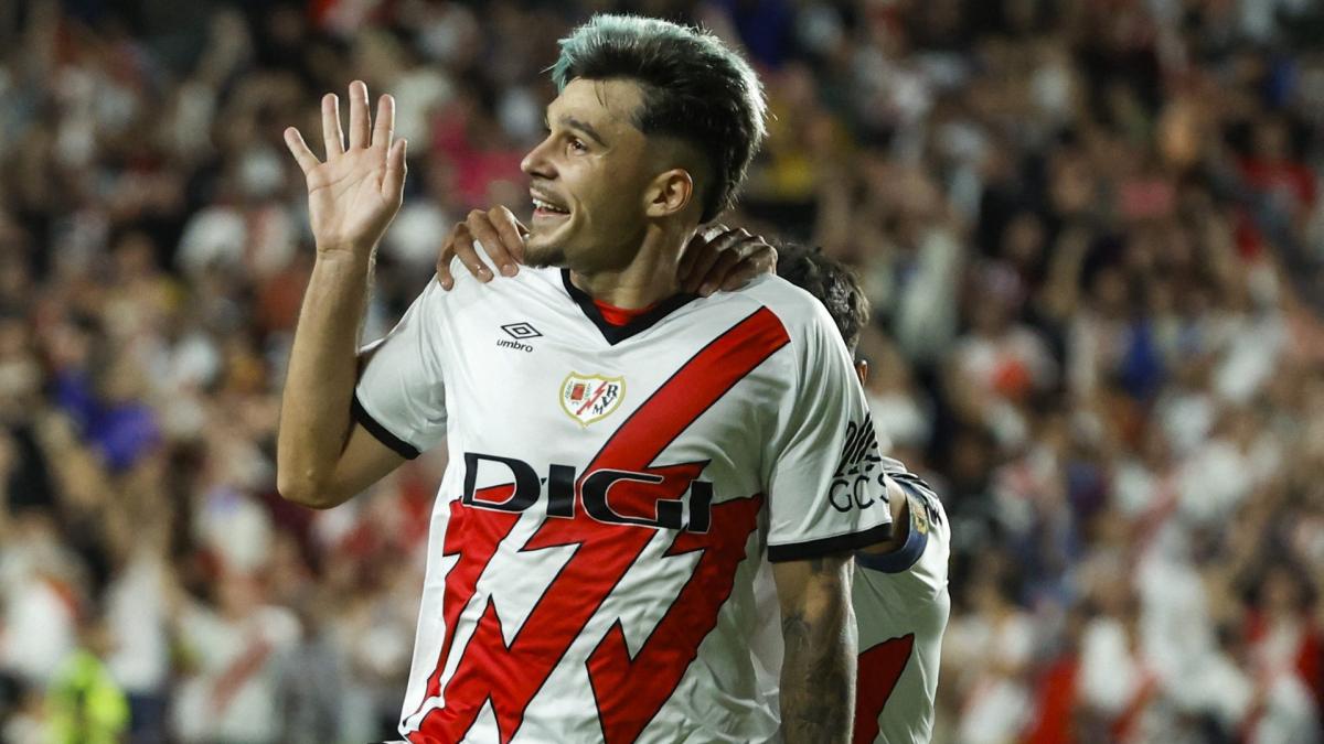 Andrei Ratiu celebrating a goal scored with Rayo Vallecano