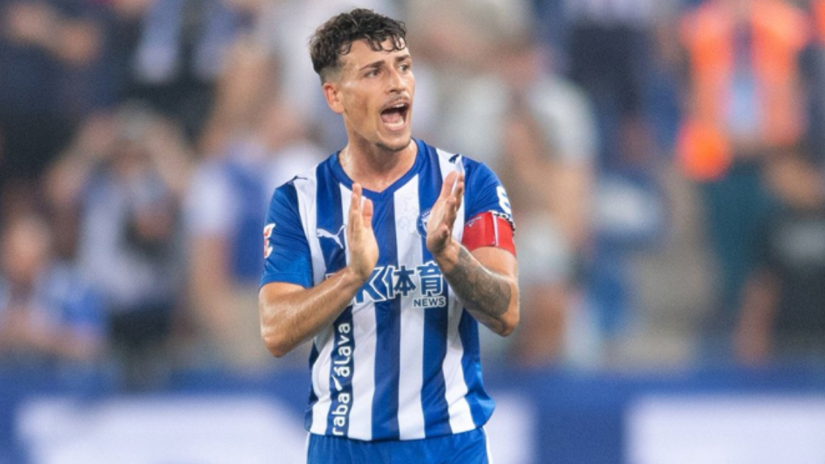 Antonio Blanco with the captain's armband of Alavés