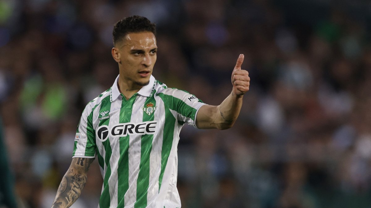 Antony durante un encuentro con la camiseta del Real Betis