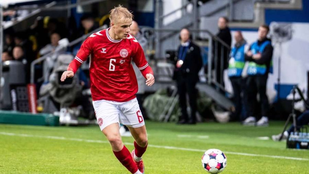 Victor Froholdt durante un partido con la selección de Dinamarca