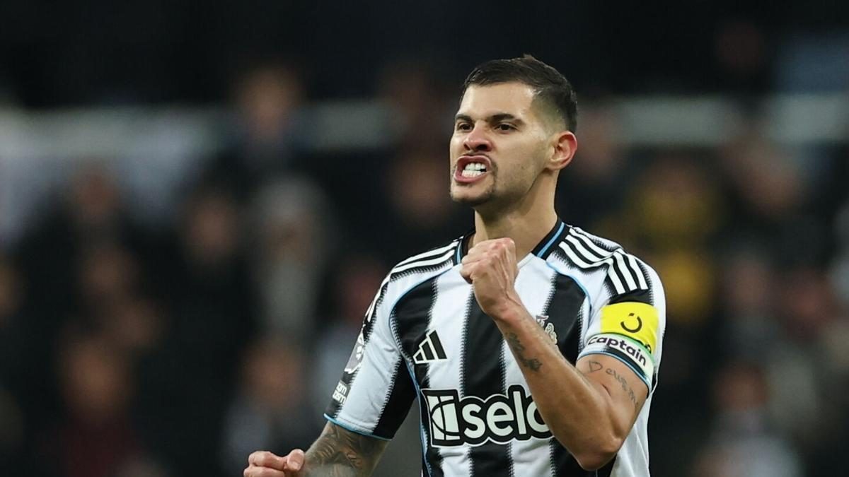 Bruno Guimaraes celebra un gol anotado con el Newcastle