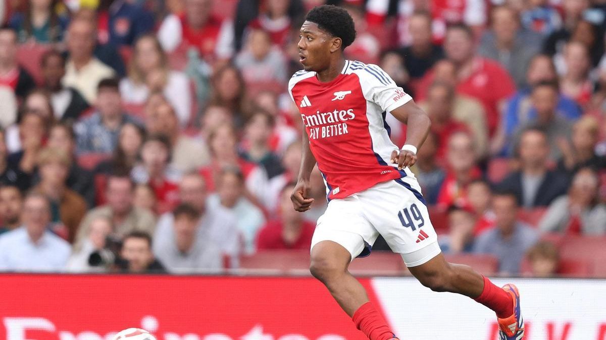Myles Lewis-Skelly durante un partido con el Arsenal