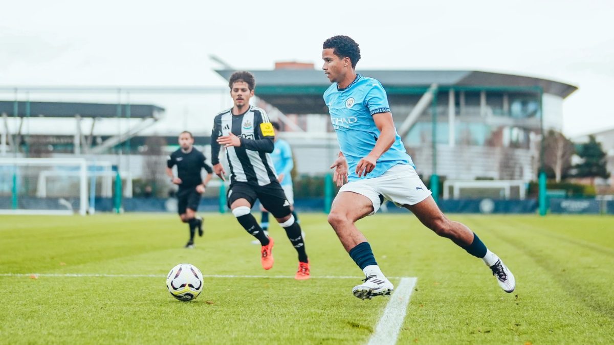 Divine Mukasa durante un partido en las categorías inferiores del Manchester City