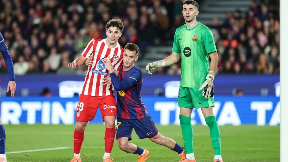 Julián Álvarez, Marc Casadó y Joan García durante un Barcelona - Atlético de Madrid
