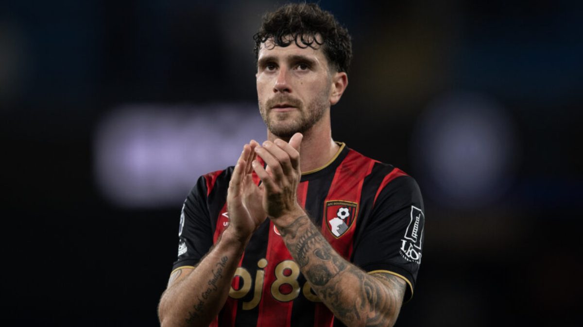 Marcos Senesi tras un partido con el Bournemouth