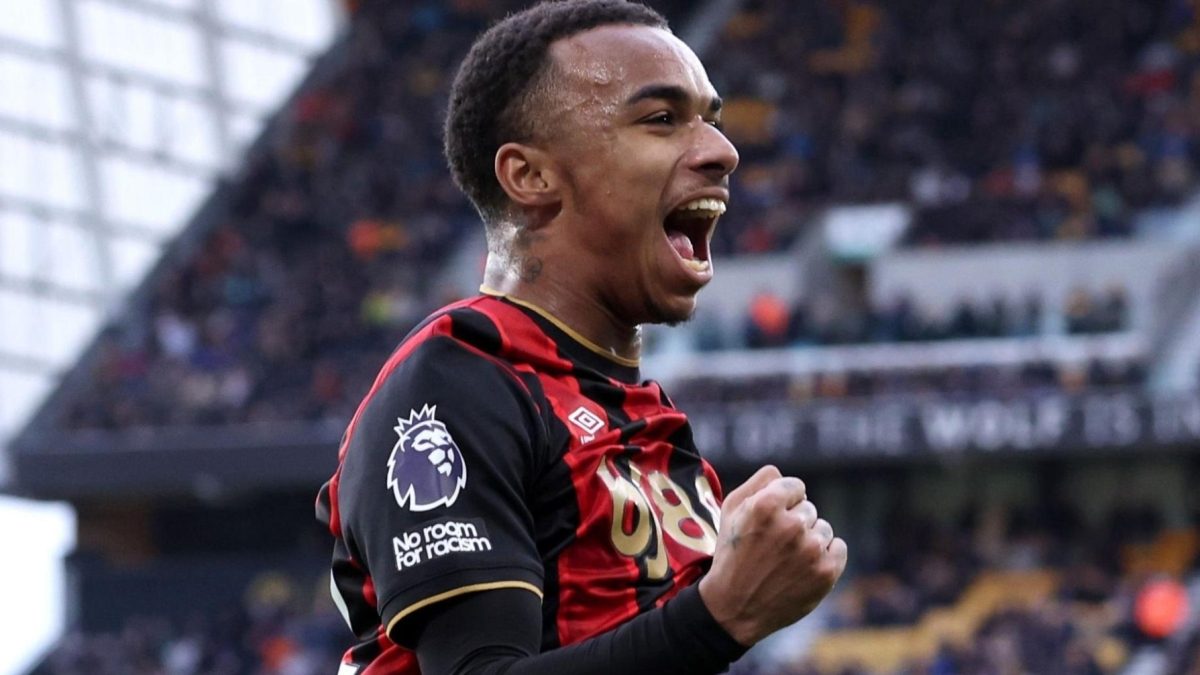 Junior Kroupi celebra un gol anotado con el Bournemouth