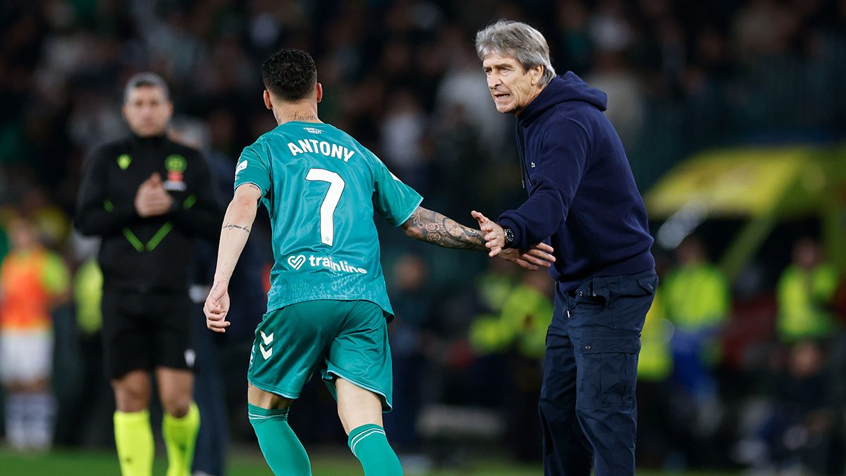 Antony y Manuel Pellegrini durante un partido del Real Betis