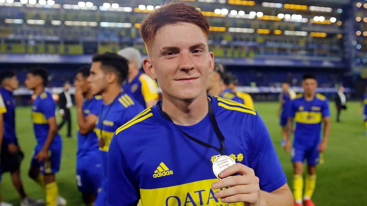 Valentín Barco celebrating a title won with Boca Juniors