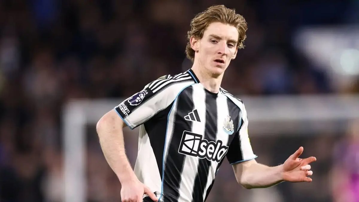 Anthony Gordon durante un partido con el Newcastle
