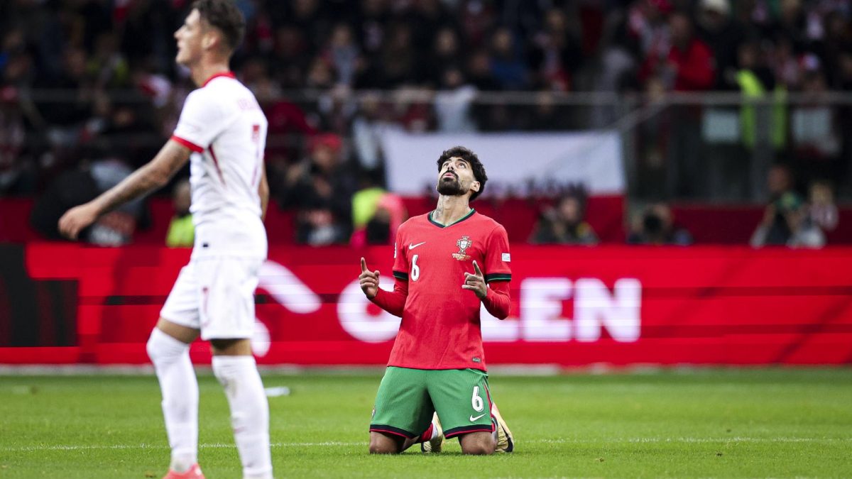 Samú Costa durante un partido con la selección de Portugal