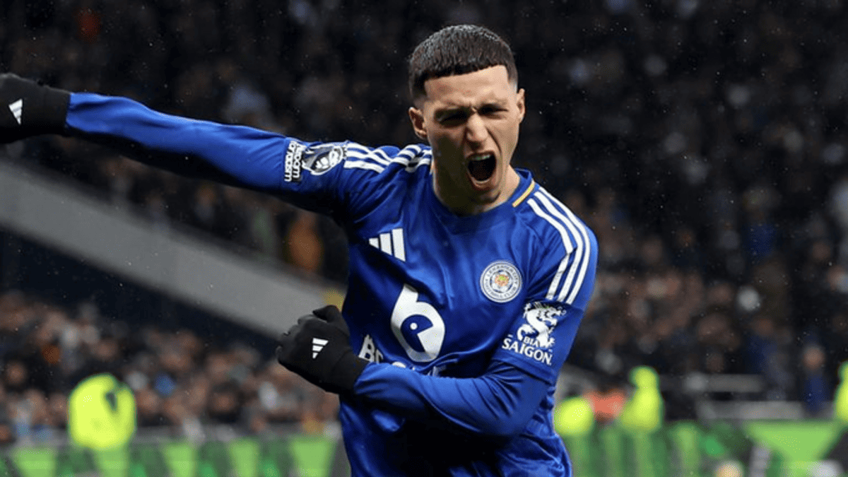 Bilal El Khannouss celebrando un gol con el Leicester City