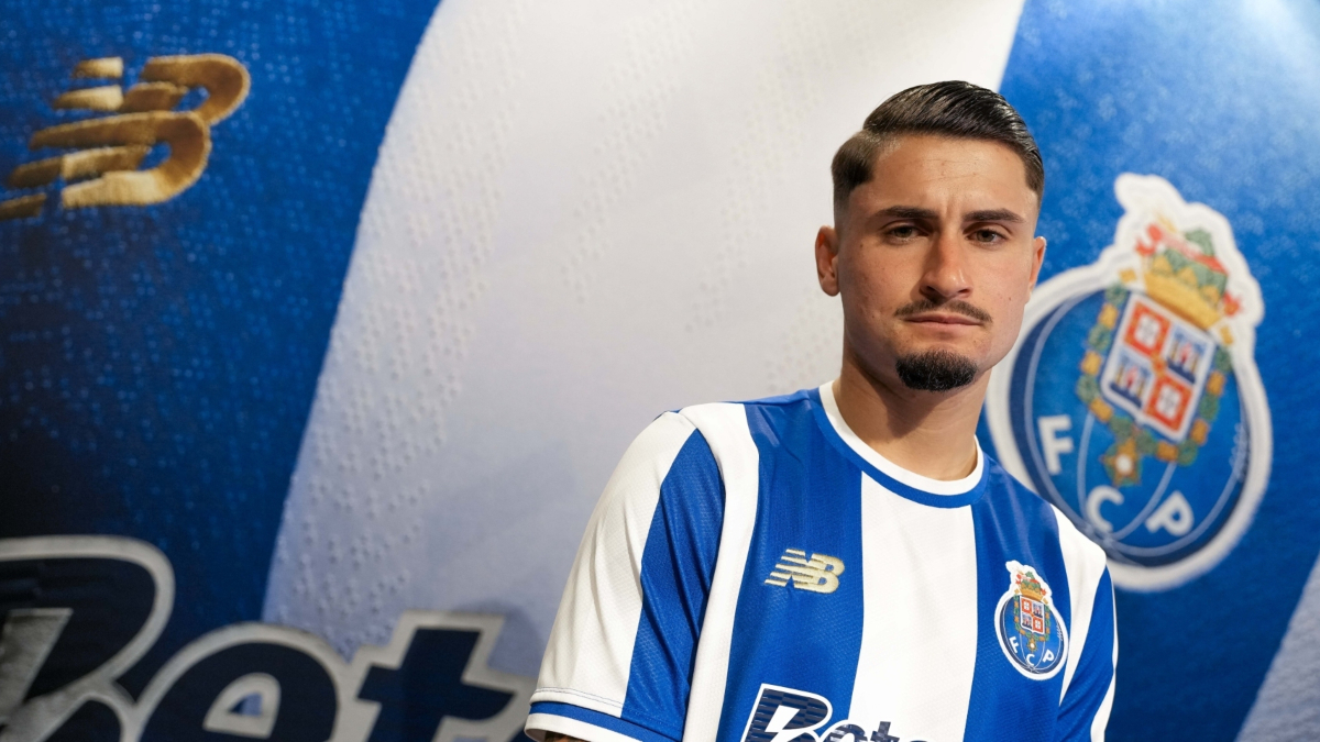 Borja Sainz during his presentation with Oporto