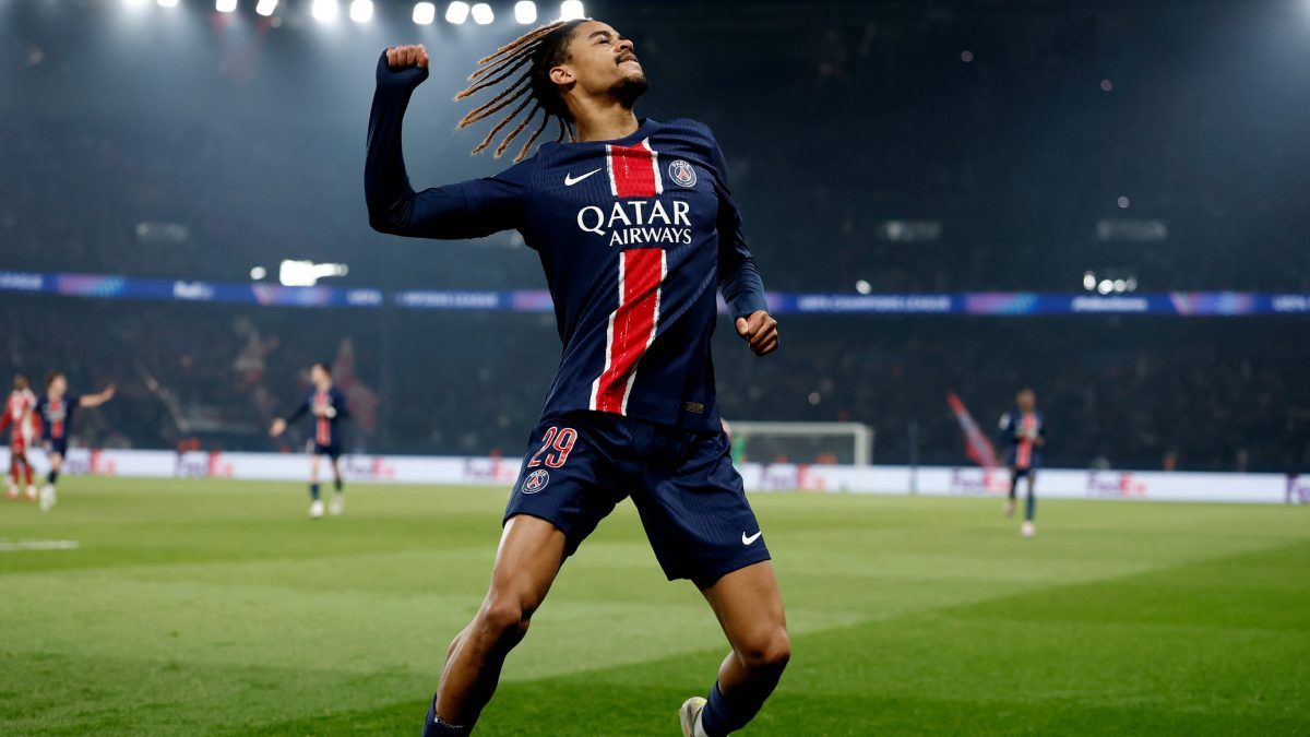 Bradley Barcola celebra un gol anotado con el PSG