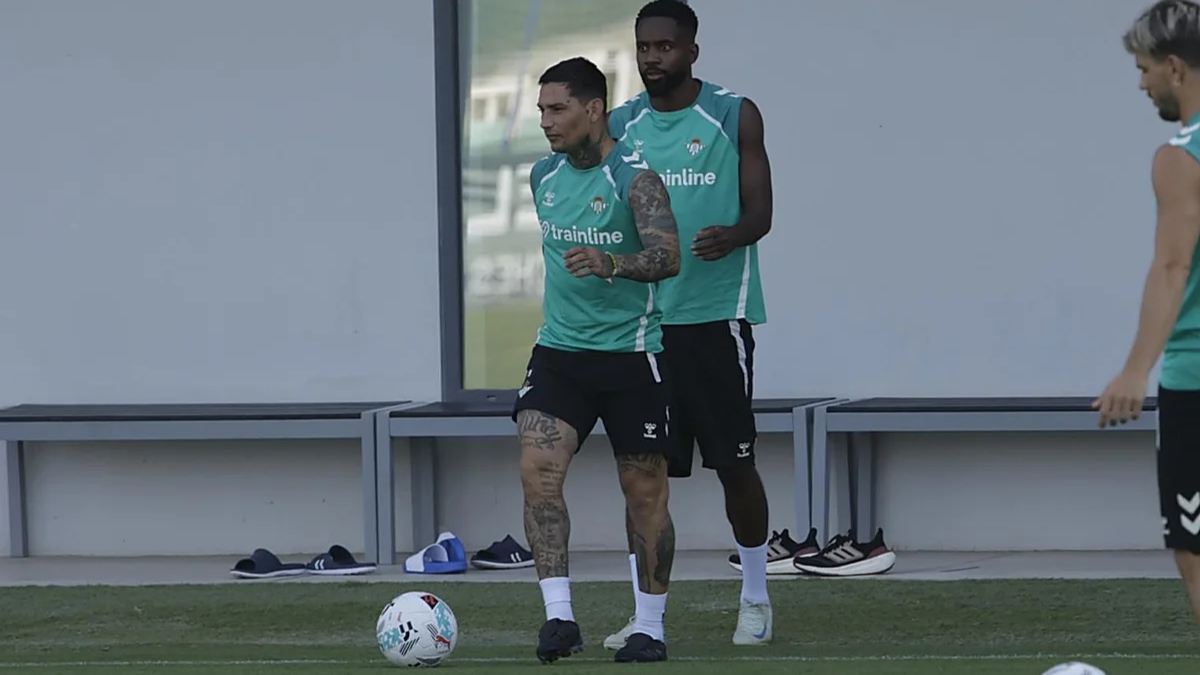 Chimy Ávila and Cédric Bakambu during a training session with Real Betis