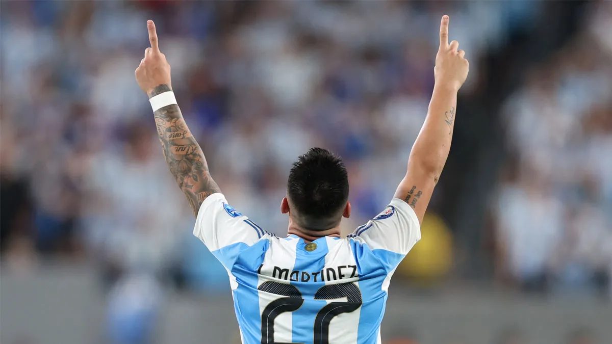 Lautaro Martínez celebra un gol anotado con Argentina