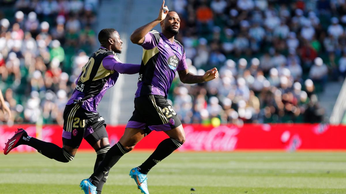 Cyle Larin celebra un gol anotado con el Real Valladolid