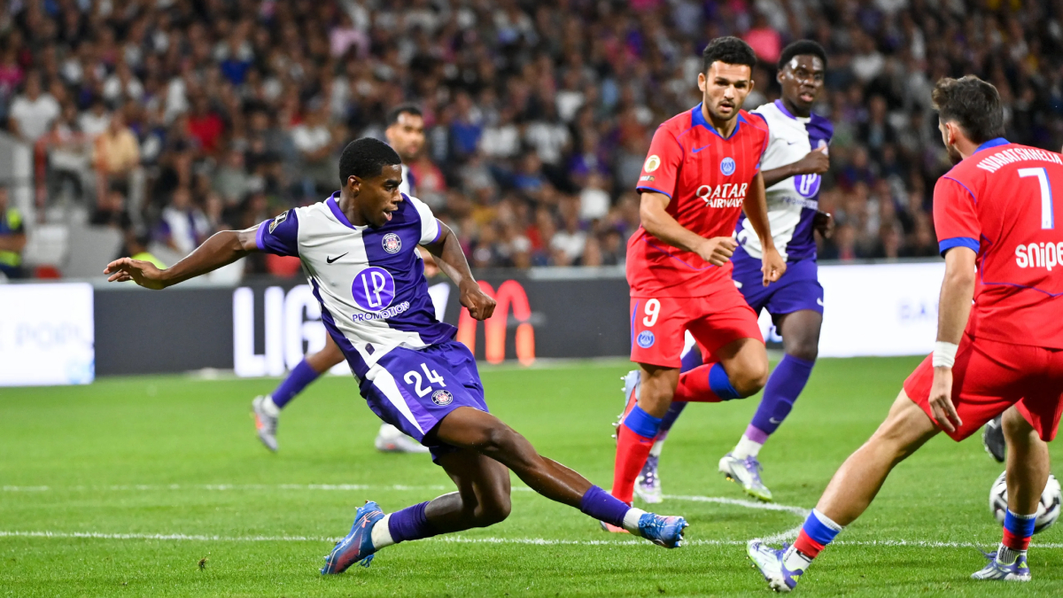 Dayann Methalie durante un Toulouse - PSG