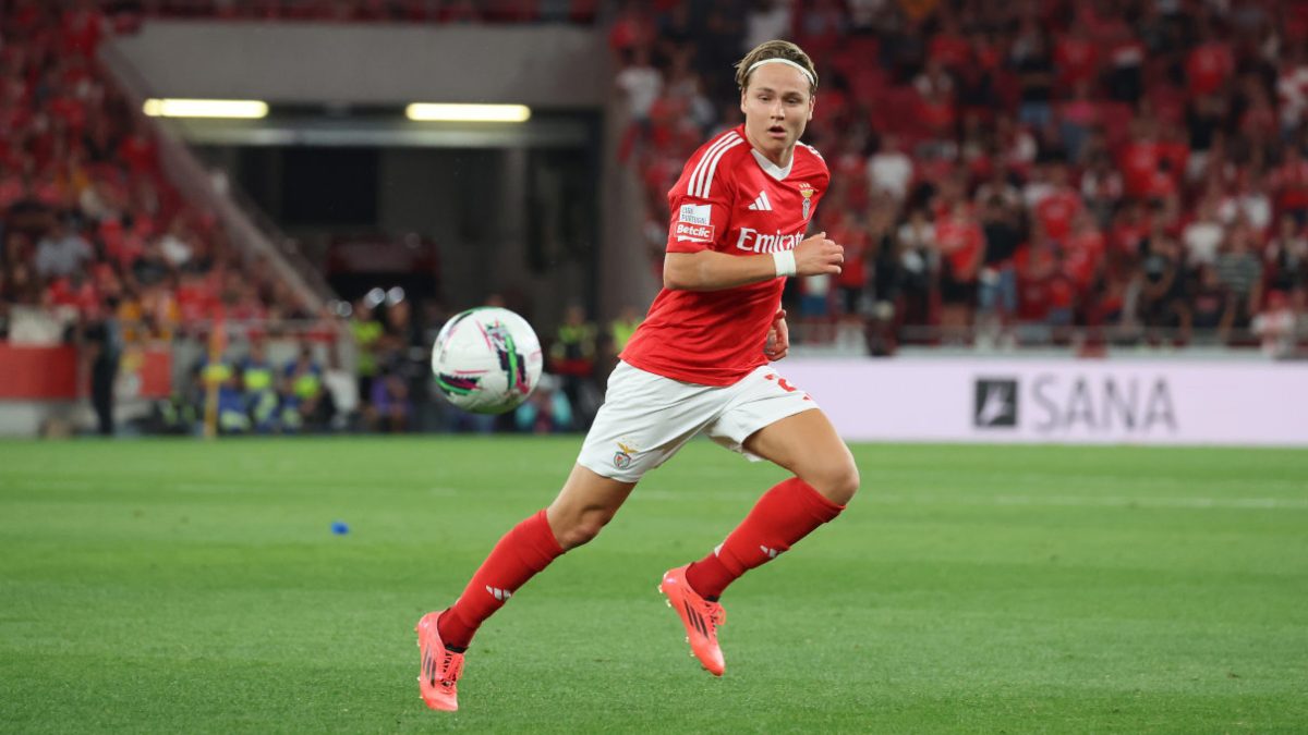 Andreas Schjelderup durante un partido con el Benfica
