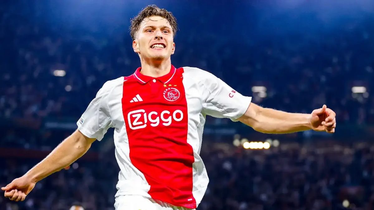 Mika Godts celebra un gol con el Ajax