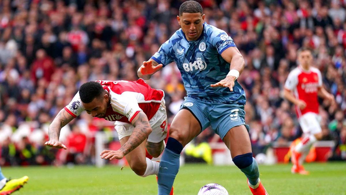 Diego Carlos durante un encuentro con el Aston Villa