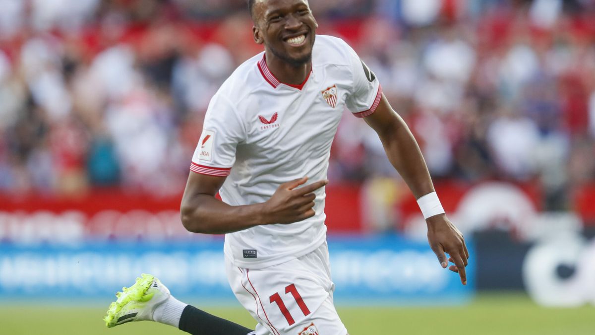 Dodi Lukébakio celebrates a goal scored with Sevilla