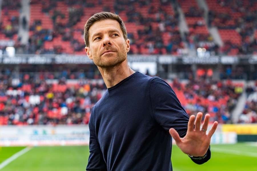Chelsea signs Xabi Alonso
