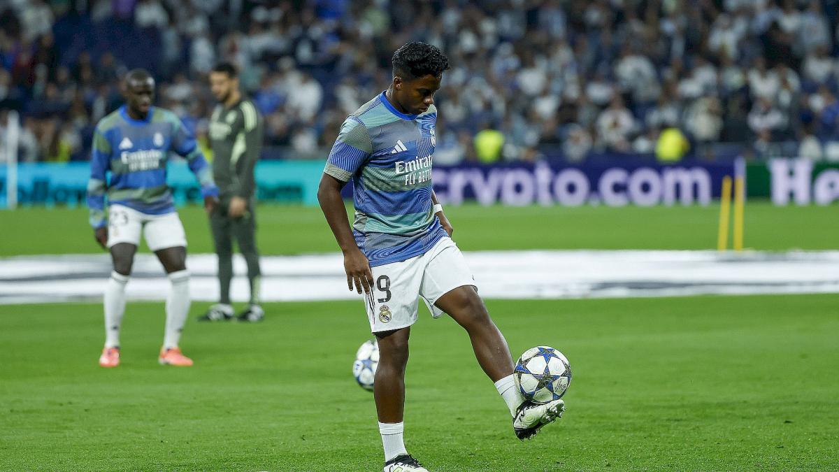 Endrick calienta antes de un partido del Real Madrid