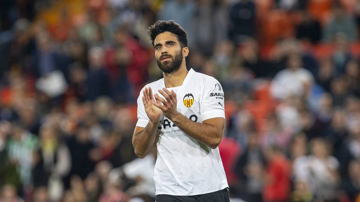 Eray Cömert durante un partido con el Valencia