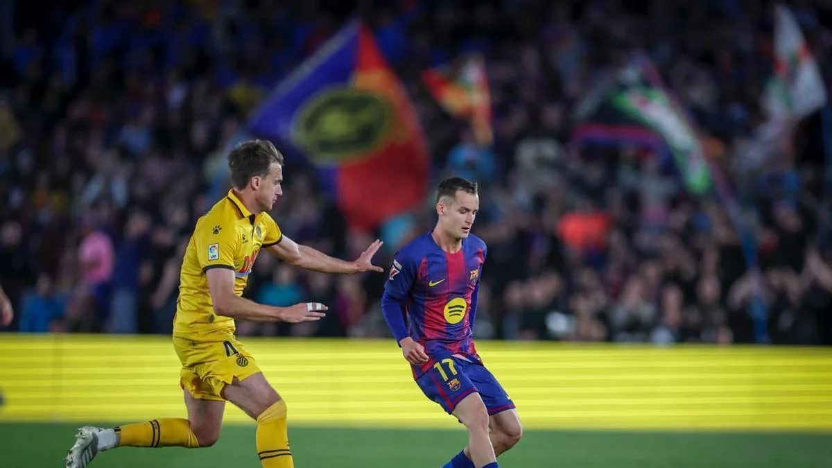 Marc Casadó during a match with Barcelona