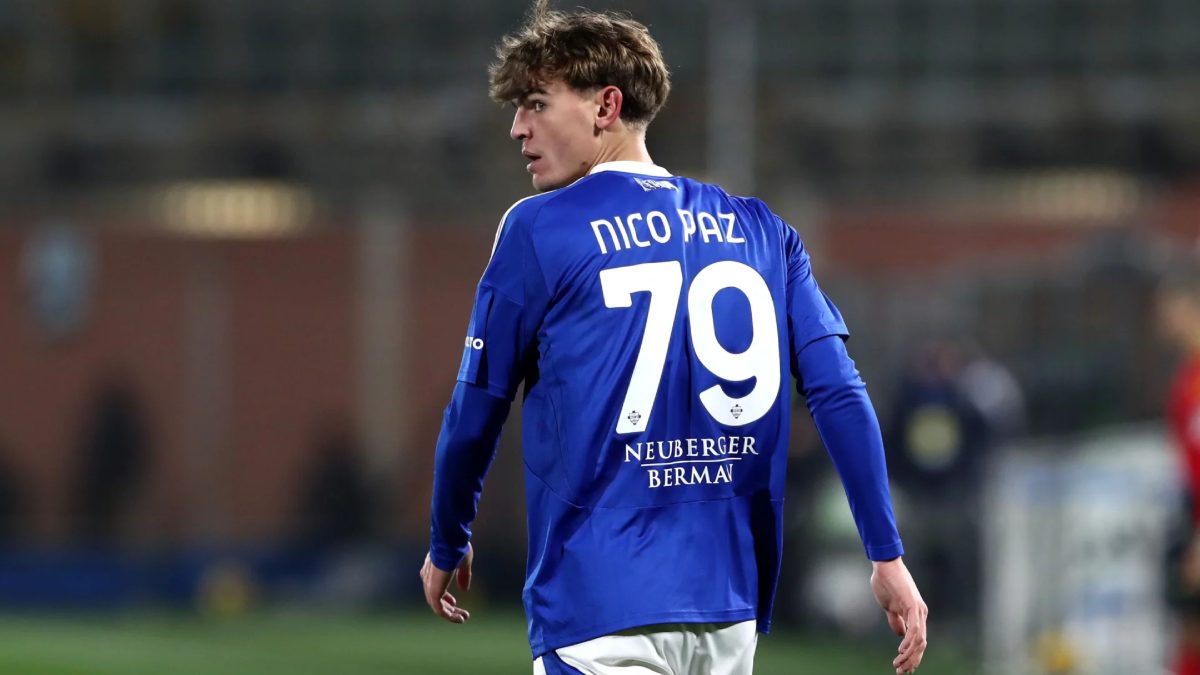 Nico Paz during a match with Como