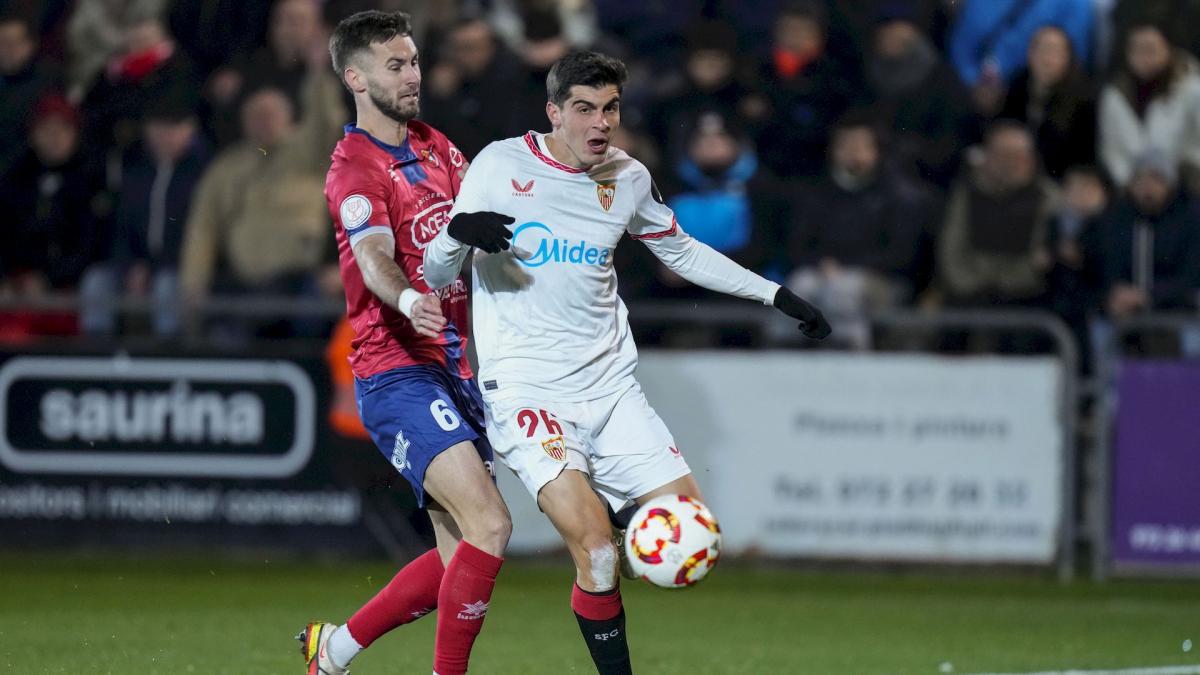 Juanlu Sánchez durante un partido lluvioso con el Sevilla