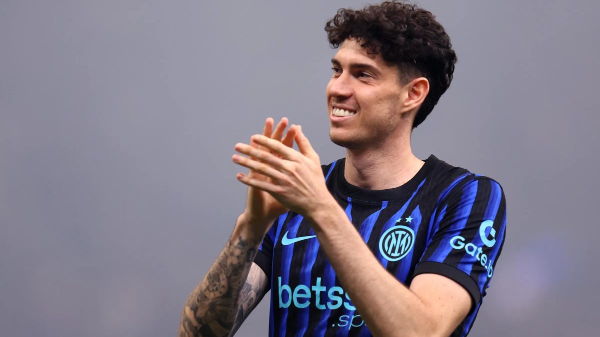 Alessandro Bastoni aplaude a la afición del Inter de Milán