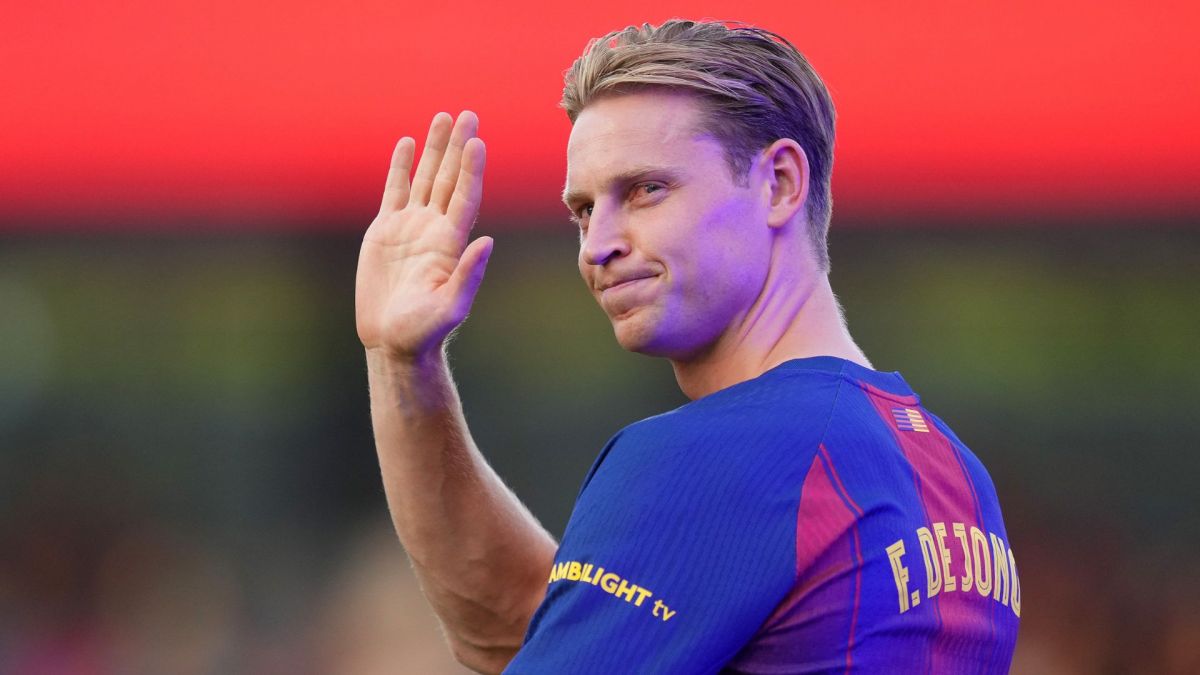Frenkie de Jong saluda a la afición del Barcelona