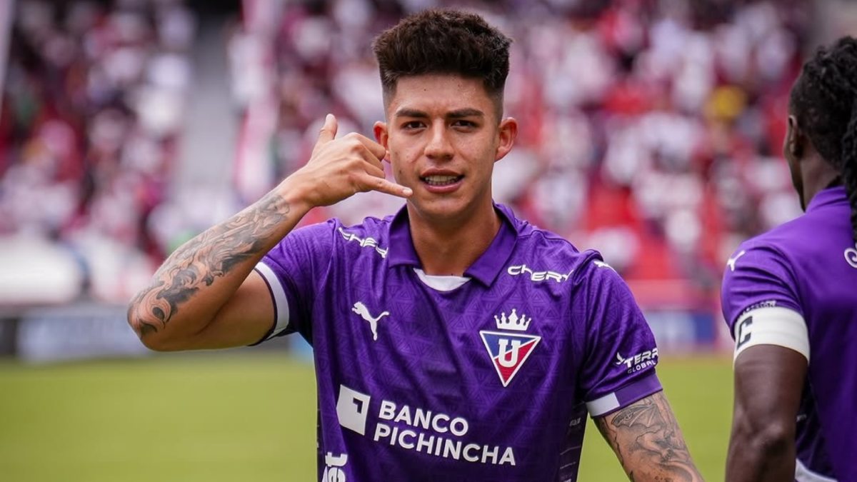 Gabriel Villamíl celebrates a goal with LDU Quito