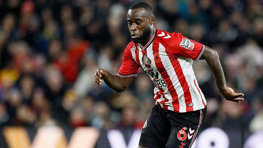 Geertruida cerca del Liverpool