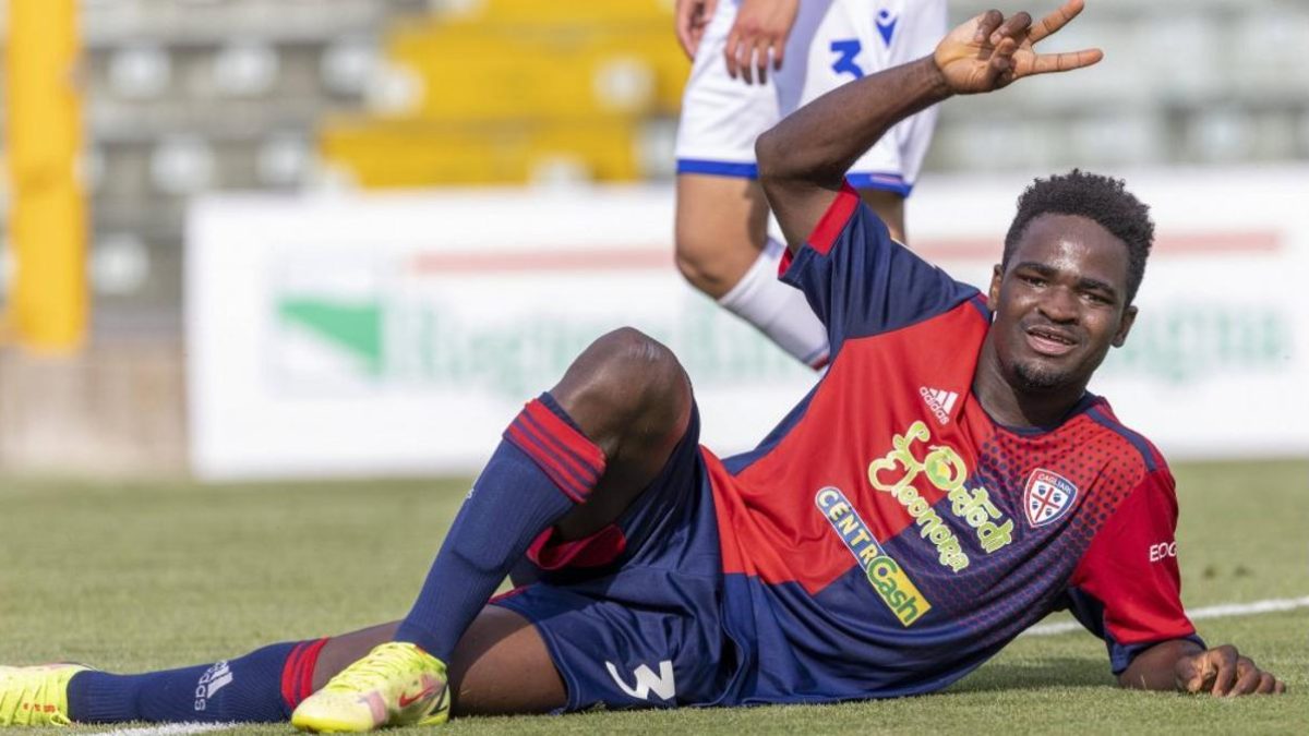 Zito Luvumbo celebra un gol anotado con el Cagliari