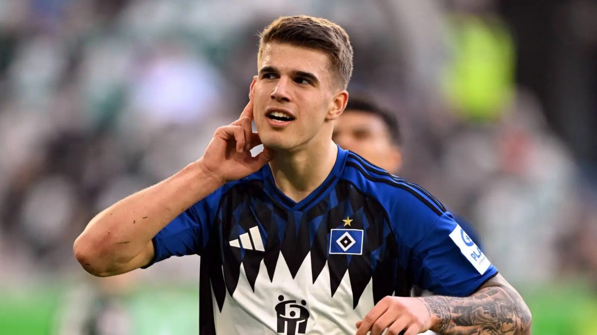 Luka Vuskovic celebrating a goal with Hamburgo